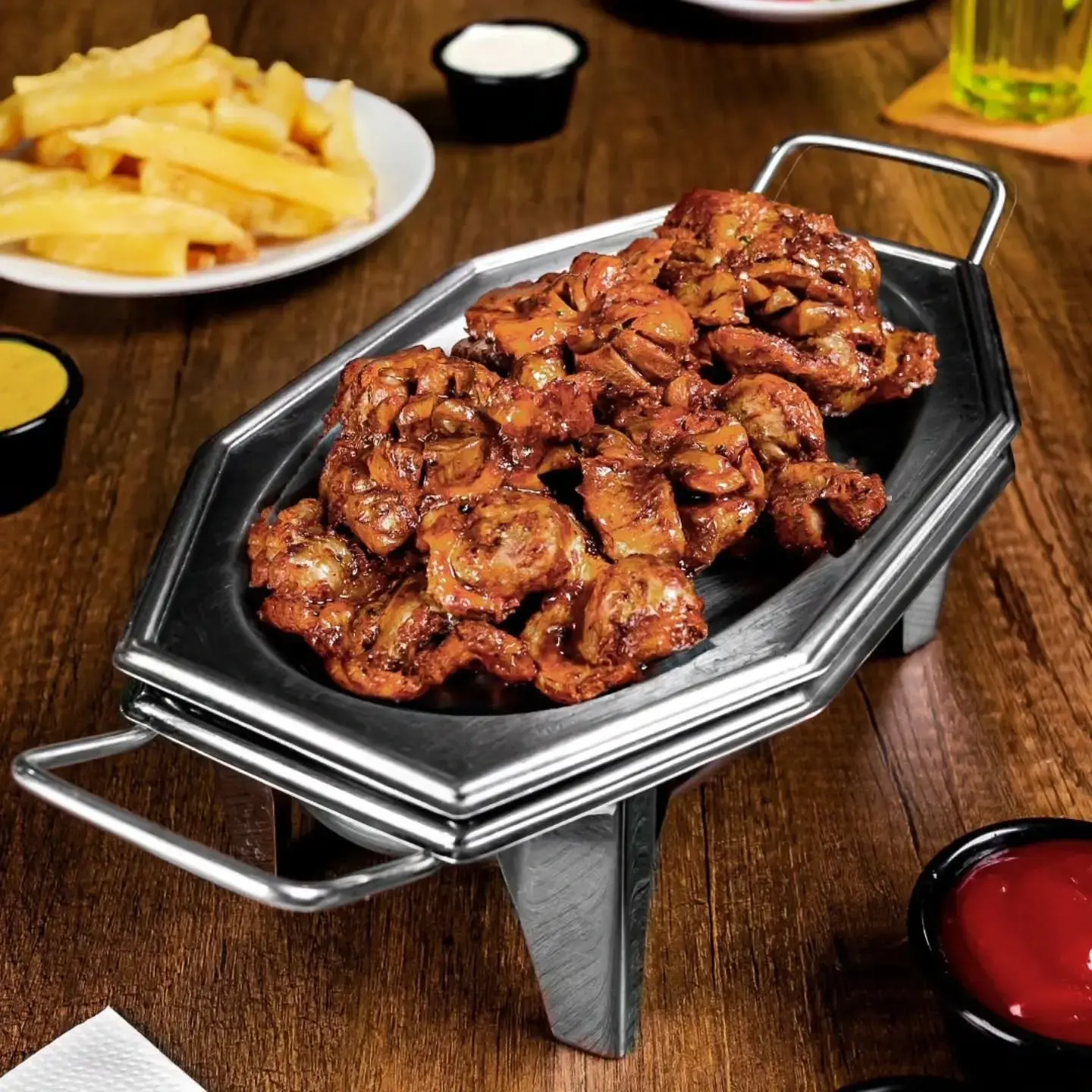 Molleja a la parrilla: Molleja con papas fritas y ensalada fresca