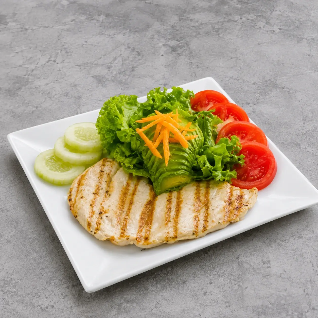 Pechuga light: Filete de pechuga a la parrilla con lechuga, pepino, champinones, tomate y palta